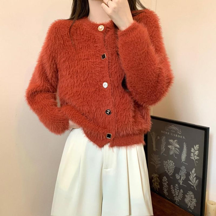 Cardigan moelleux pour femmes avec des détails de boutons élégants et des manches longues Chic & Stil