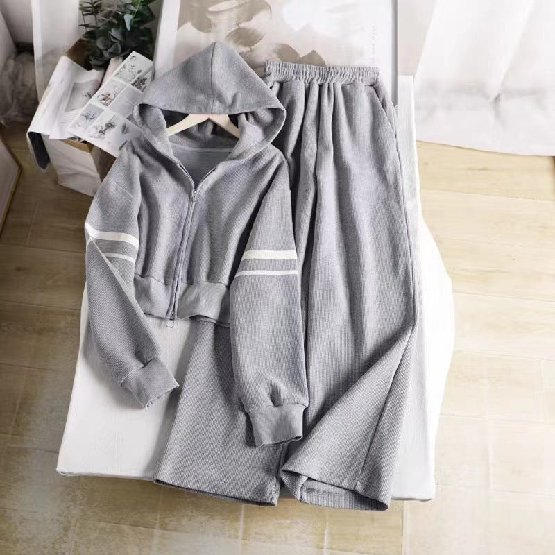 Women’s leisure hoodie and wide-cut jogging pants combination with practical zipper Chic & Stil