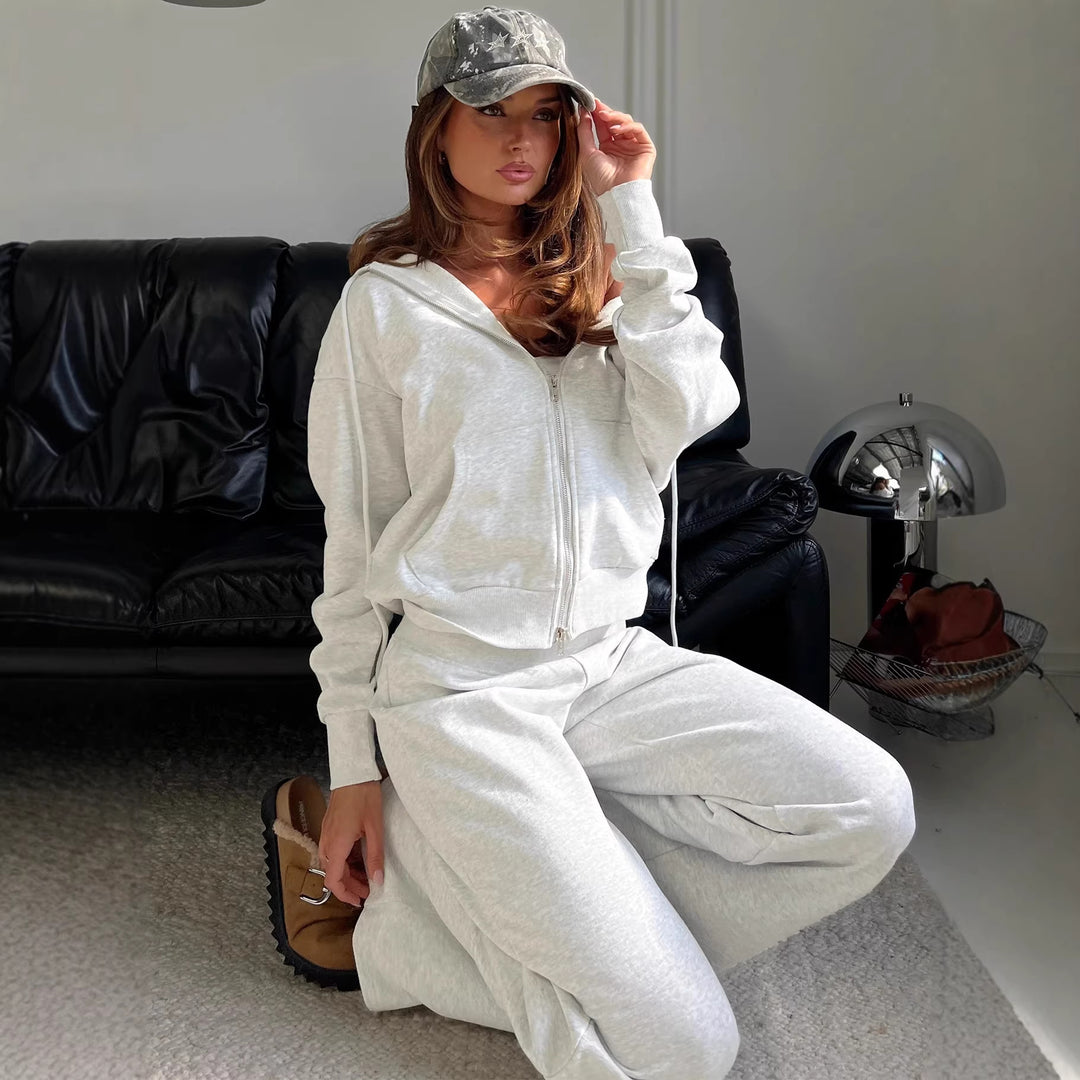 Women's fashionable lounge set with a relaxed fit and innovative design Chic & Stil