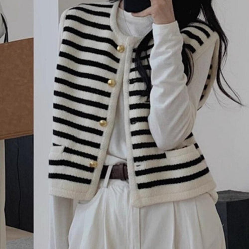 Gilet maille pour femmes avec détails de boutons élégants et rayures classiques Chic & Stil