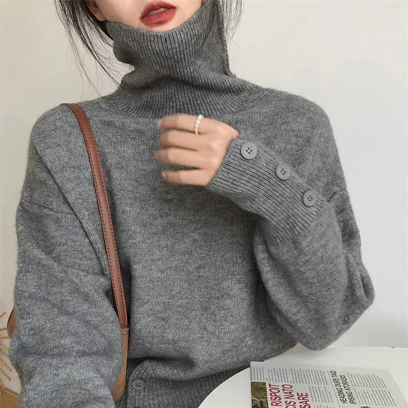 Pull à col roulé confortable pour femmes avec détails en boutons Chic & Stil