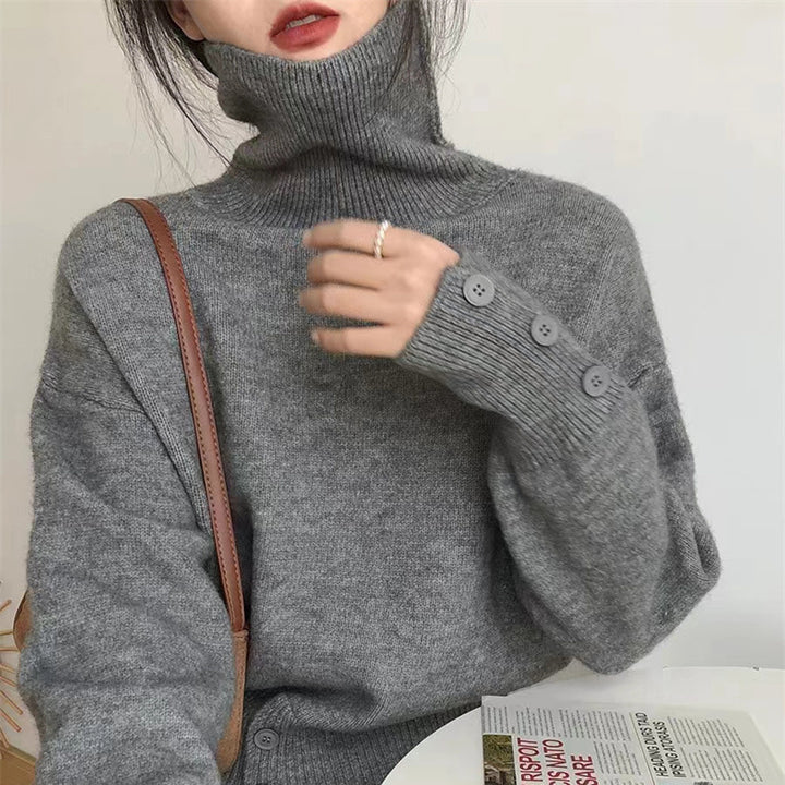 Pull à col roulé confortable pour femmes avec détails en boutons Chic & Stil