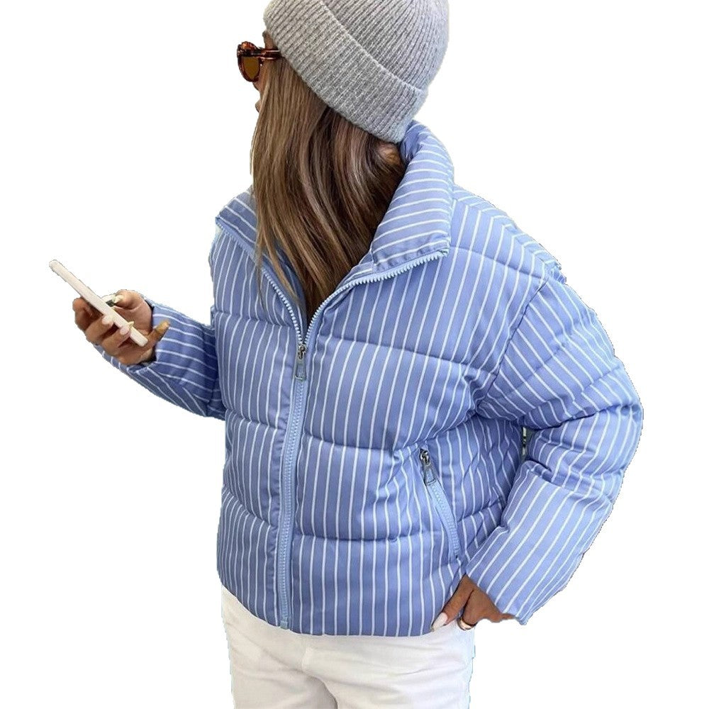 Women's short quilted jacket with high stand-up collar, vertical stripe pattern and zippered pockets Amarae