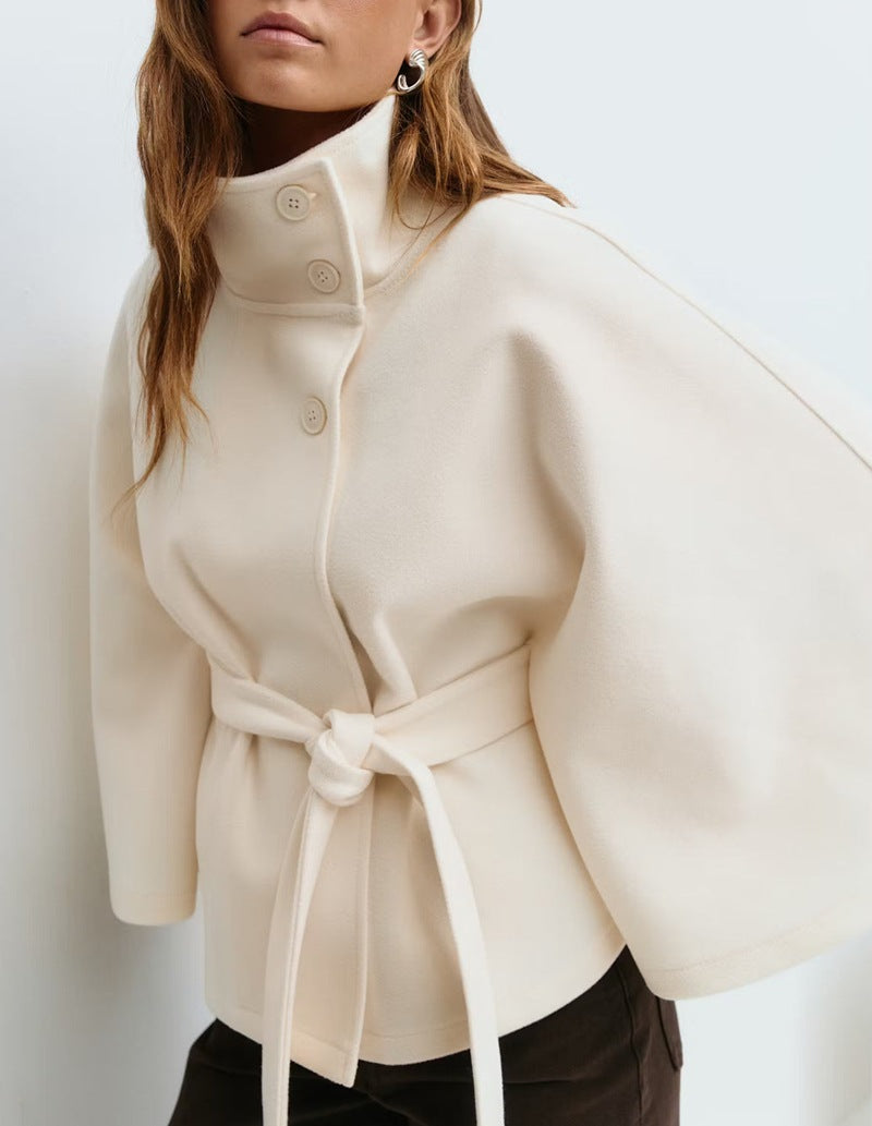 Veste à capuche pour femmes avec des manches larges et une ceinture à la taille Chic & Stil