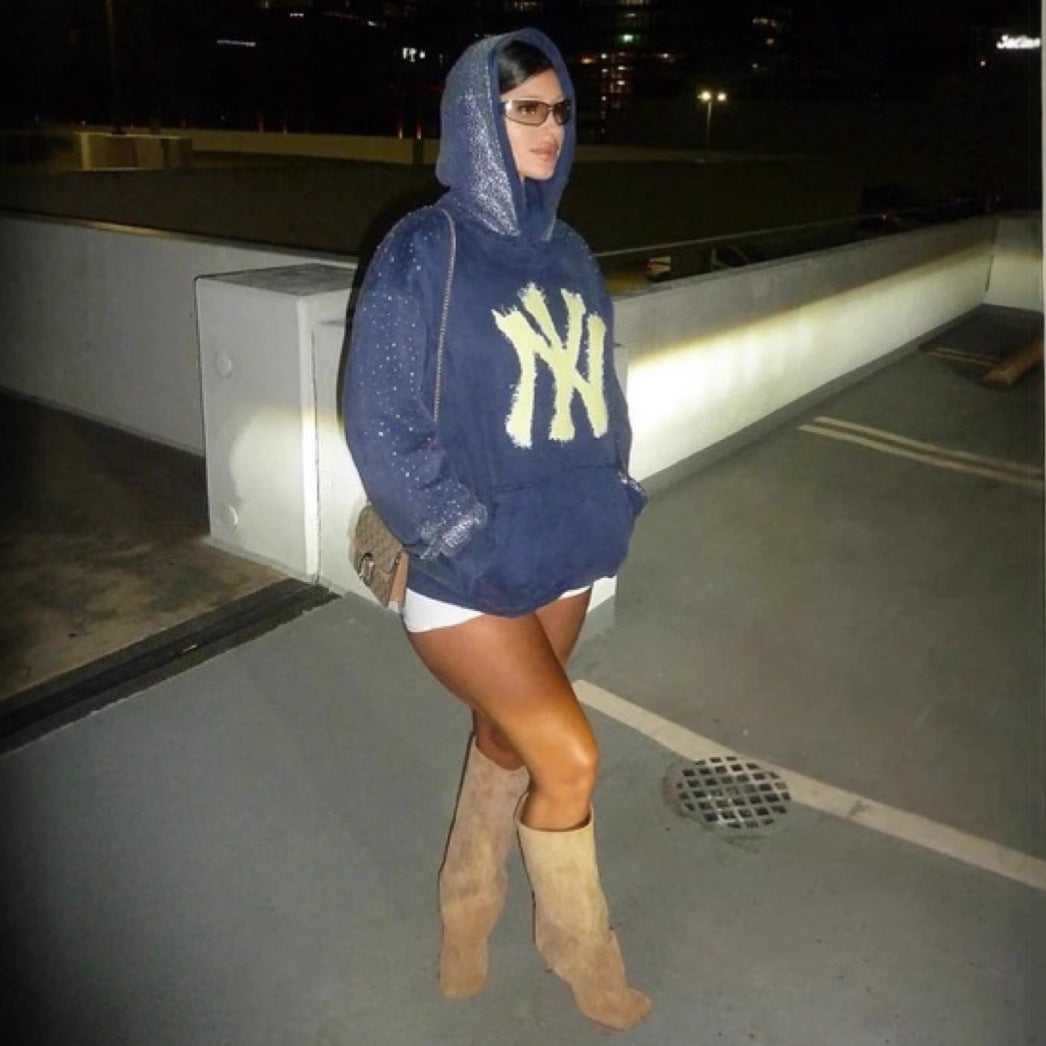 Hoodie femme avec des détails scintillants et un logo frappant Chic & Stil