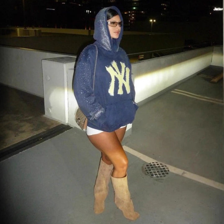 Hoodie femme avec des détails scintillants et un logo frappant Chic & Stil