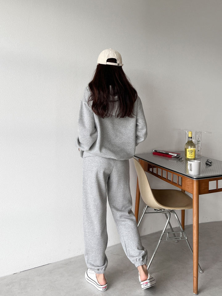 Women's casual hoodie and jogger set made of soft cotton blend with practical kangaroo pocket Chic & Stil