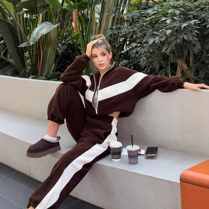 Women’s fleece jogging set with zipper and practical design Lune London