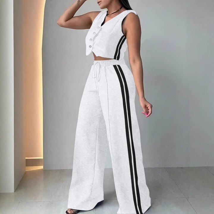 Two-piece women's sports set with a loose fit and an elastic waistband Lune London