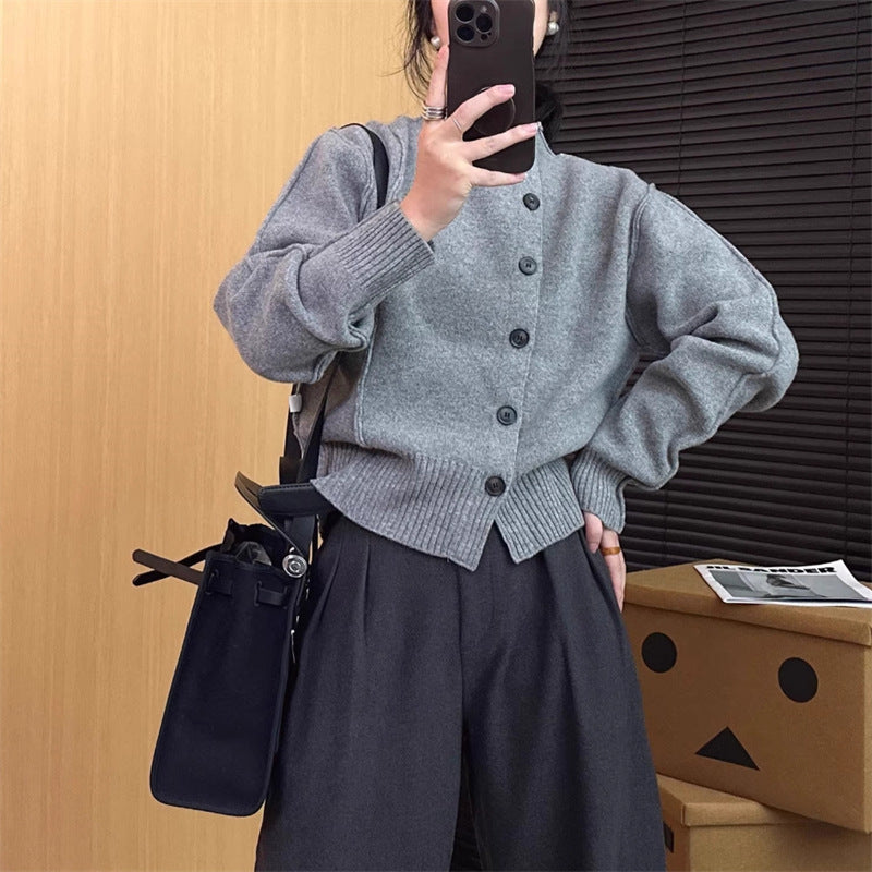 Cardigan pour femmes avec fermeture à boutons élégante et manches volumineuses Chic & Stil