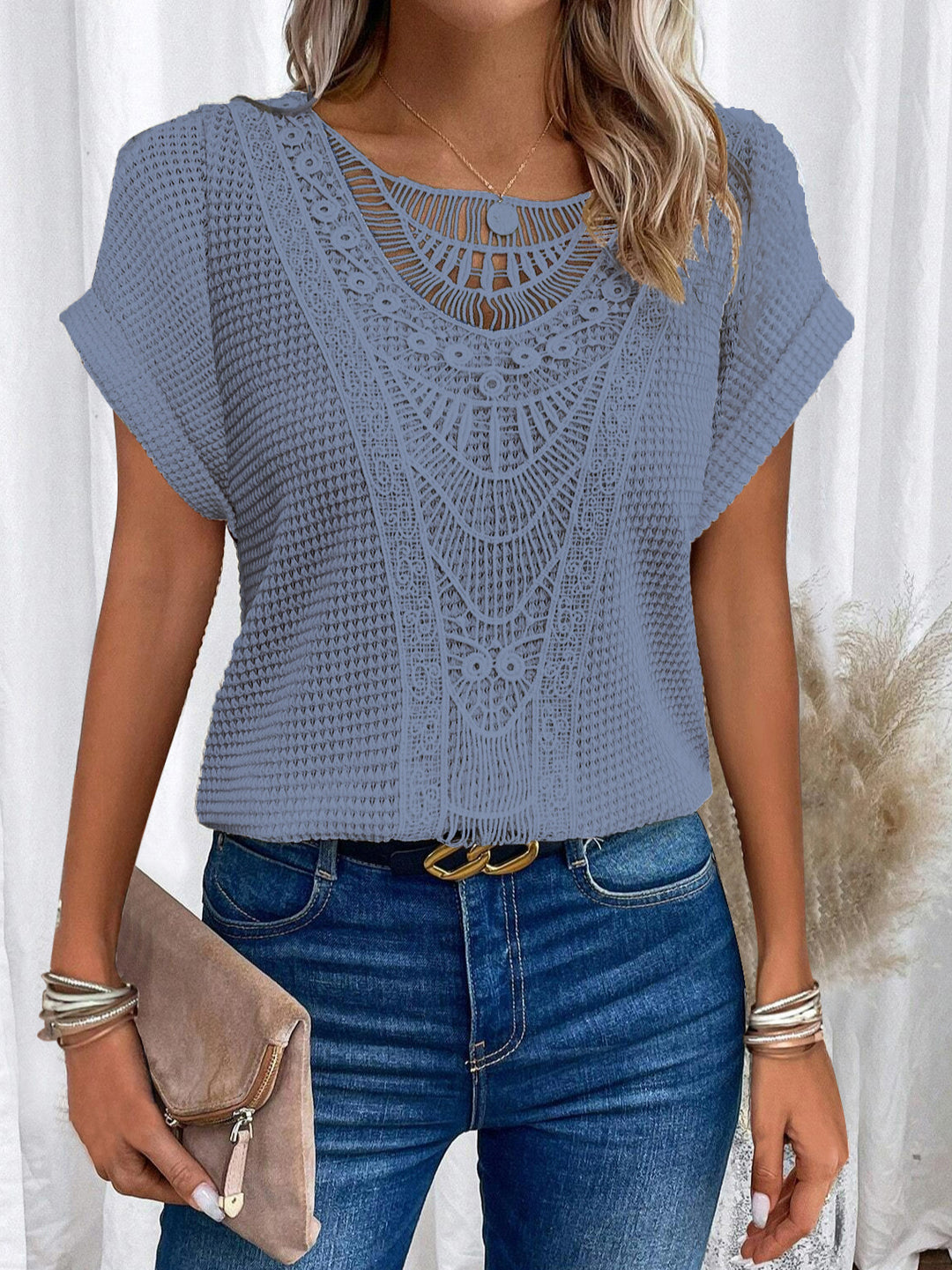 Top à encolure croisée pour dames avec un motif en crochet raffiné Lune London