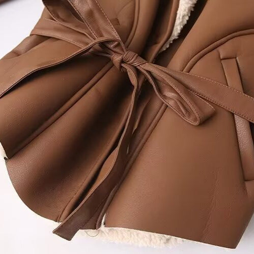 Veste en faux cuir pour femmes avec doublure en teddy luxueuse et détails de lacets artistiques Chic & Stil