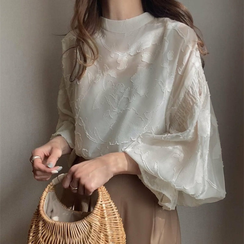 Femme élégante blouse avec broderie florale et manches volumineuses Chic & Stil
