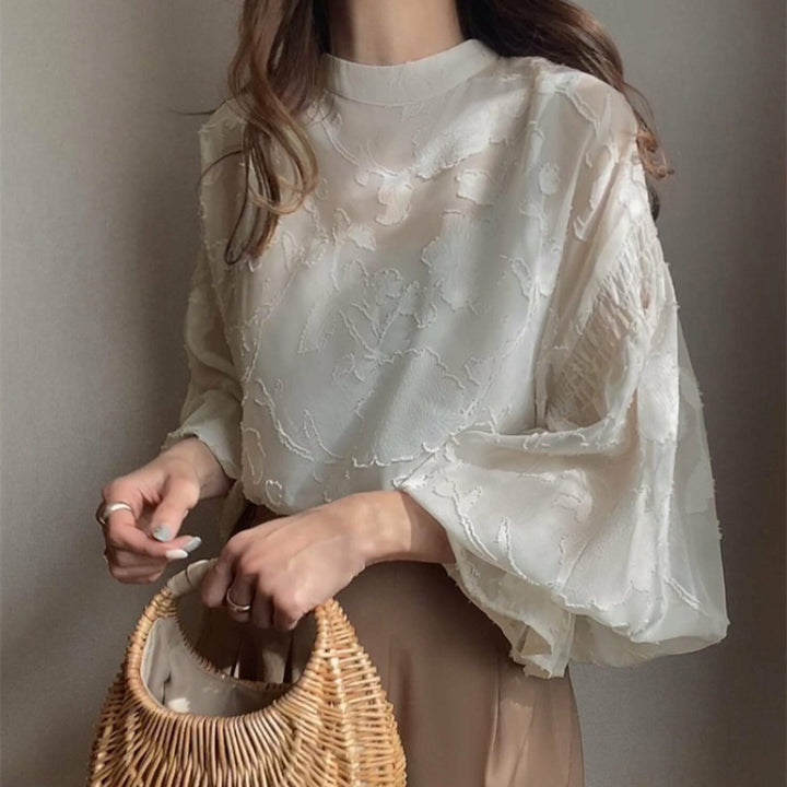 Femme élégante blouse avec broderie florale et manches volumineuses Chic & Stil