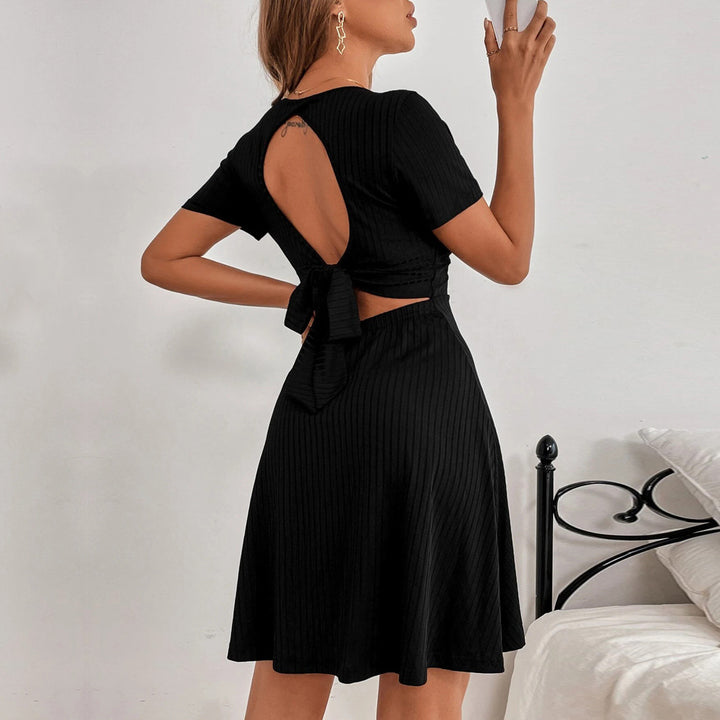 Casual dress for women with open back and bow detail Chic & Stil