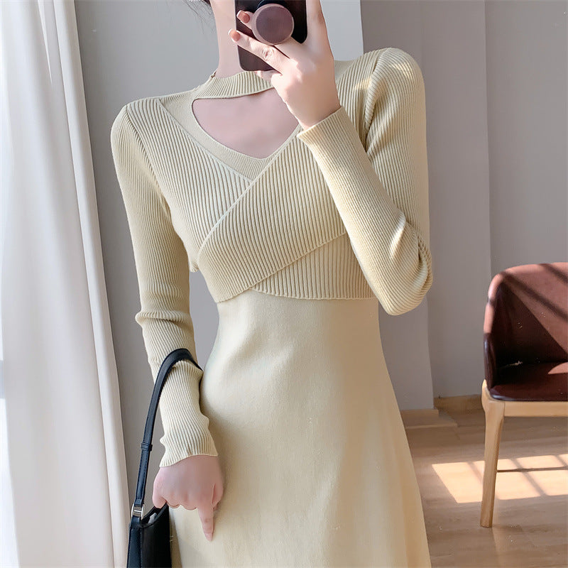 Robe tricotée pour femmes avec un design enveloppant à la mode et un détail découpé élégant