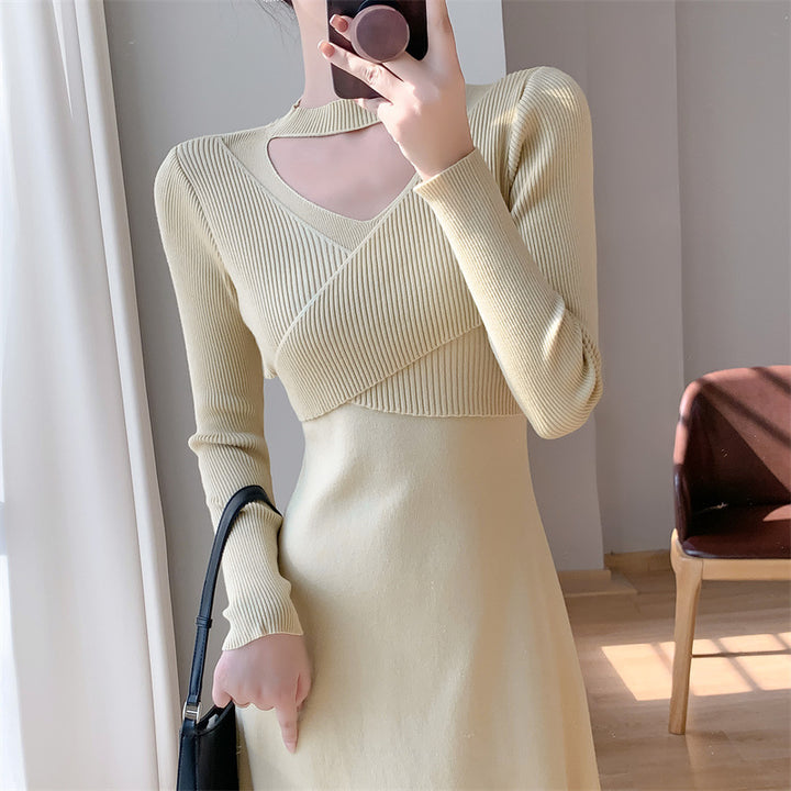 Robe tricotée pour femmes avec un design enveloppant à la mode et un détail découpé élégant