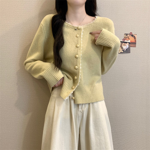 Cardigan pour femmes avec de fins détails de boutons et une jolie bordure en dentelle Chic & Stil