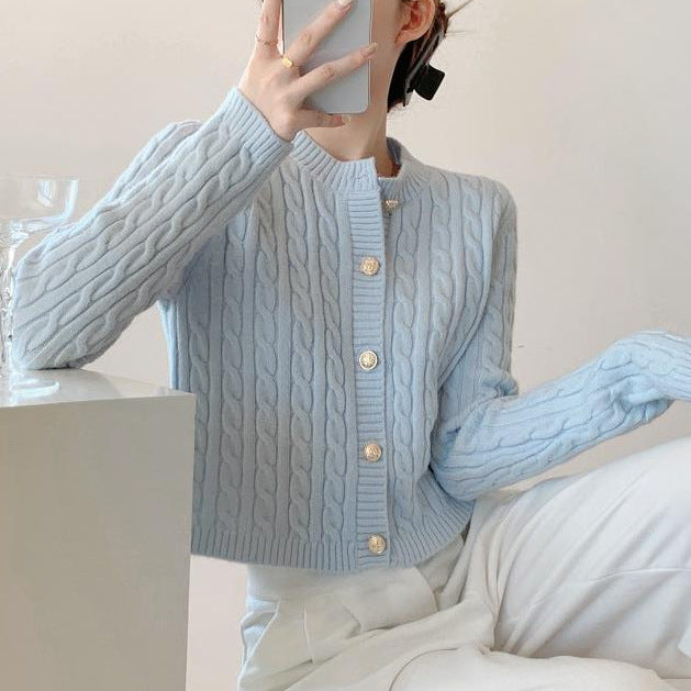 Cardigan en tricot épais pour femmes avec fermeture à boutons et magnifique motif en cable Chic & Stil
