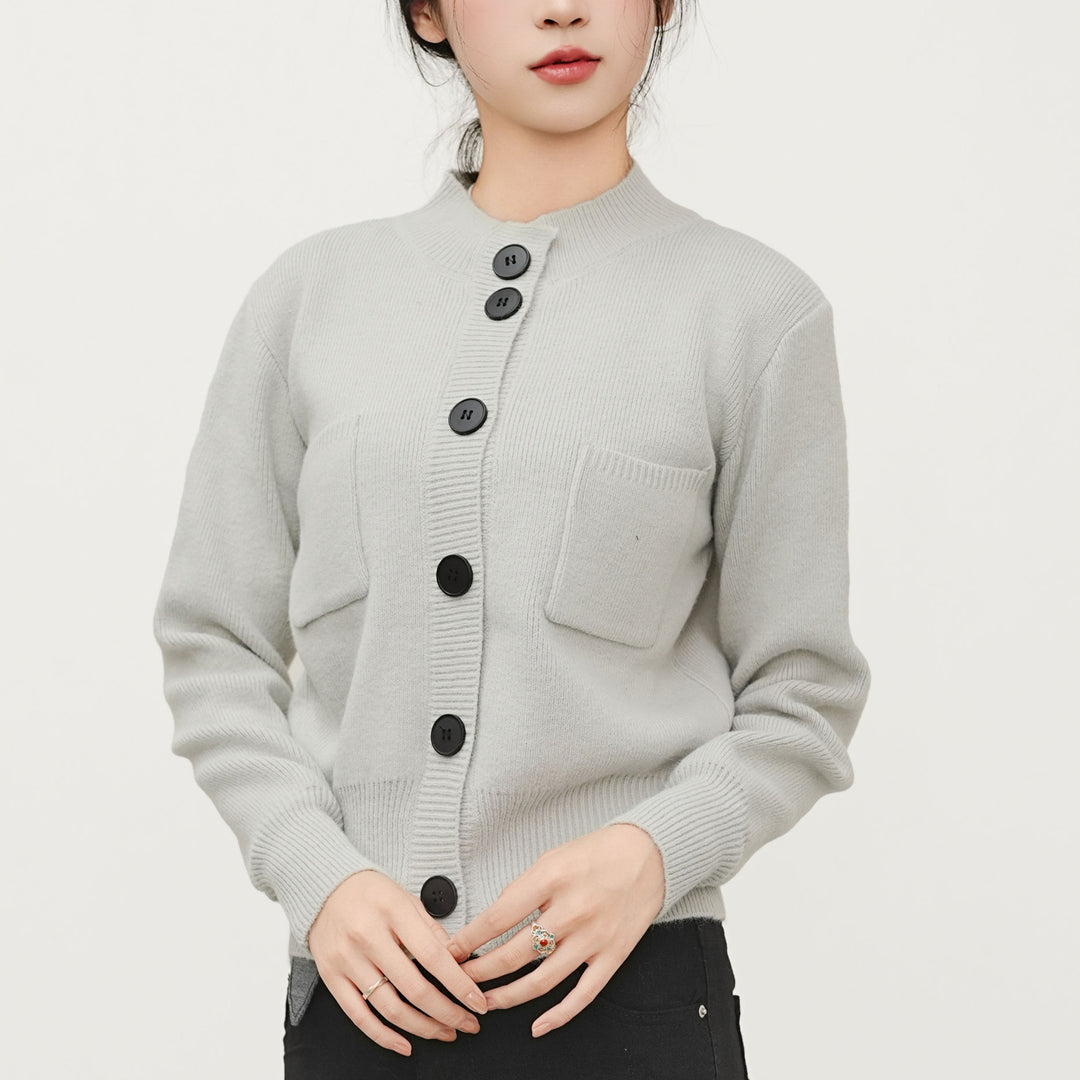 Cardigan pour femmes avec patte de boutonnage et poche poitrine pratique Chic & Stil