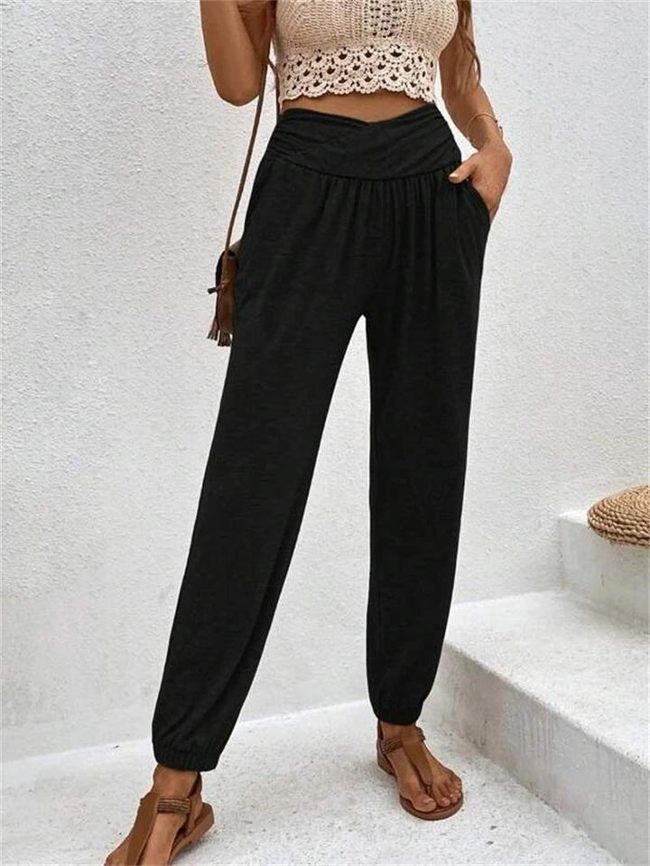 Comfortable leisure pants for women with a loose waist and side pockets Lune London