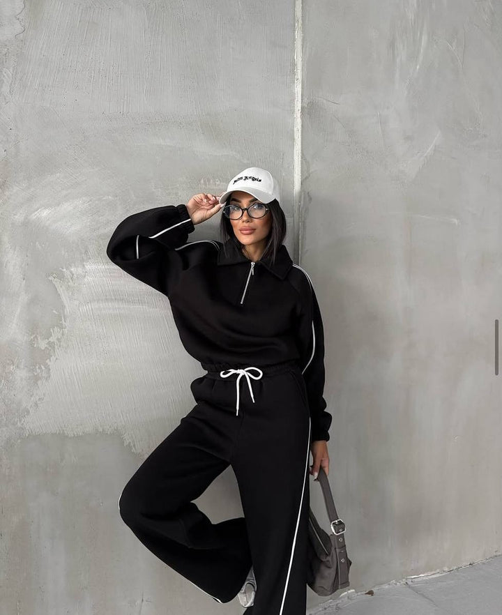 Women's sports set with high collar and loose fit Lune London