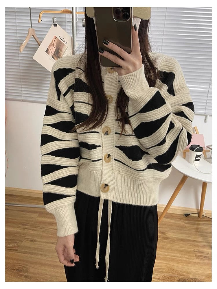 Cardigan pour femmes avec un motif de vagues compliqué et de grands boutons en bois Chic & Stil