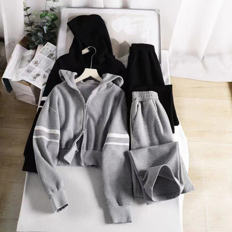 Women’s leisure hoodie and wide-cut jogging pants combination with practical zipper Chic & Stil