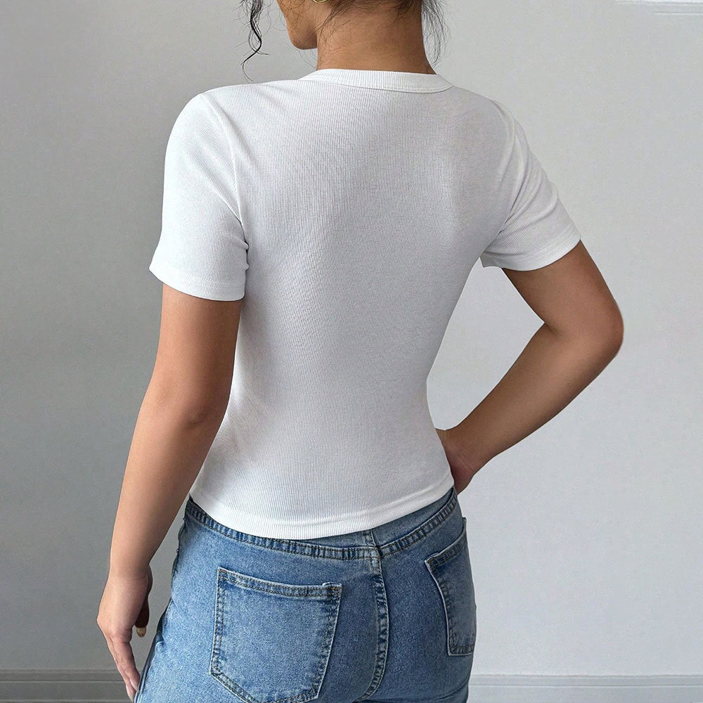 Chemise à manches courtes pour femmes avec détails de boutons et forme ajustée Chic & Stil
