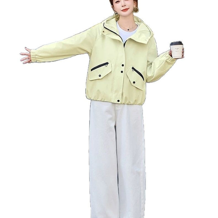 Veste de transition élégante pour femmes avec design de capuche ajustable et poches pratiques Chic & Stil