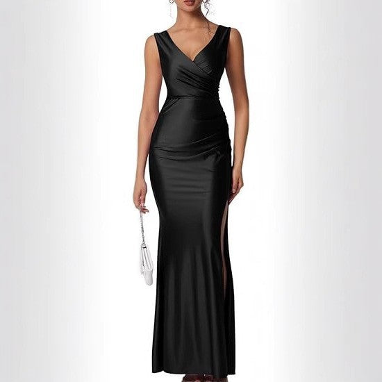 Elegant evening dress for women with a fitted cut and a side opening Lune London