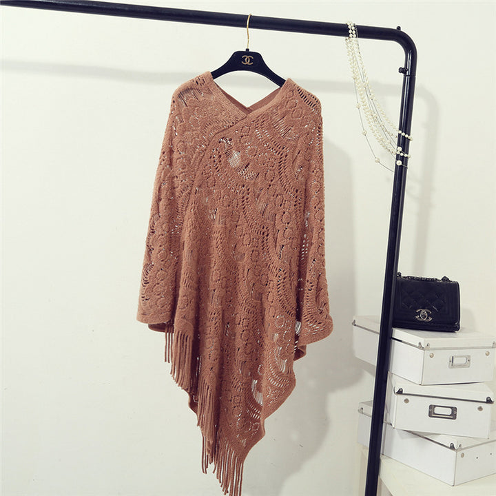 Ladies elegant poncho with decorative lace pattern Lune London
