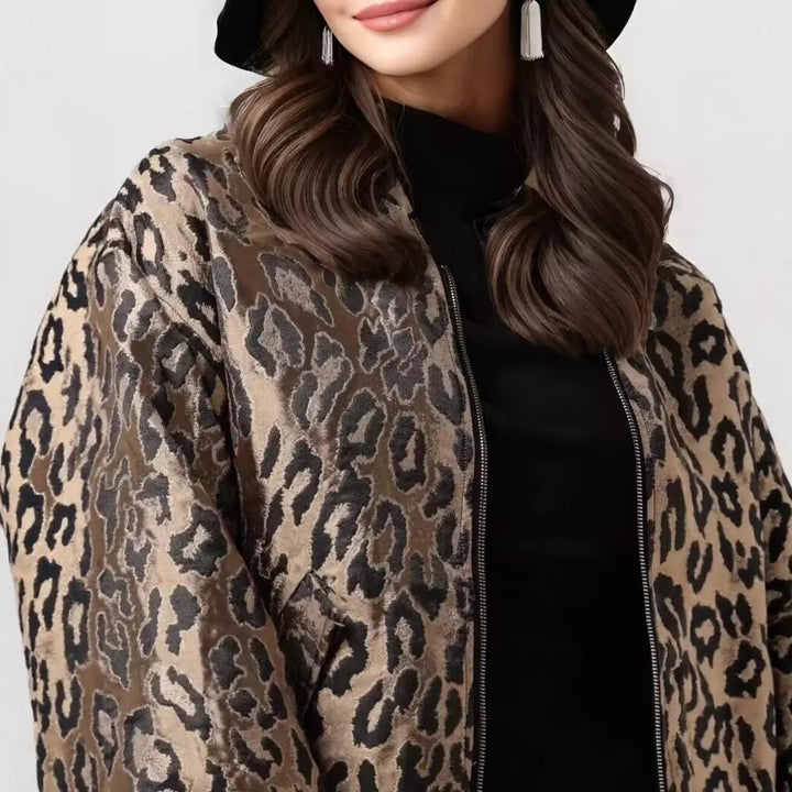 Veste bomber féminine à la mode avec un imprimé léopard saisissant Chic & Stil