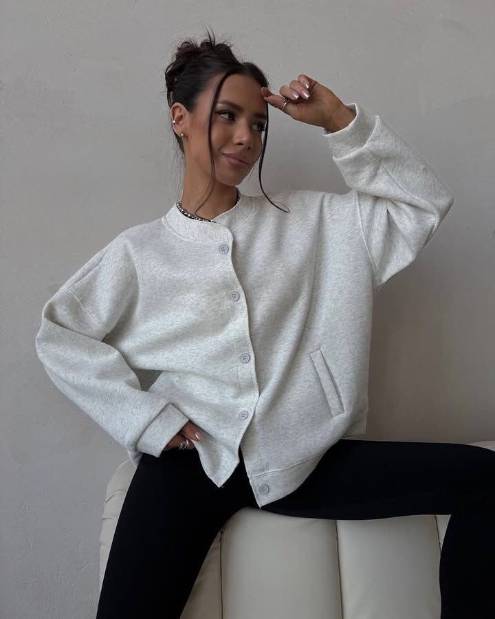 Casual oversized hoodie jacket for women with practical pockets and chic buttoning Style