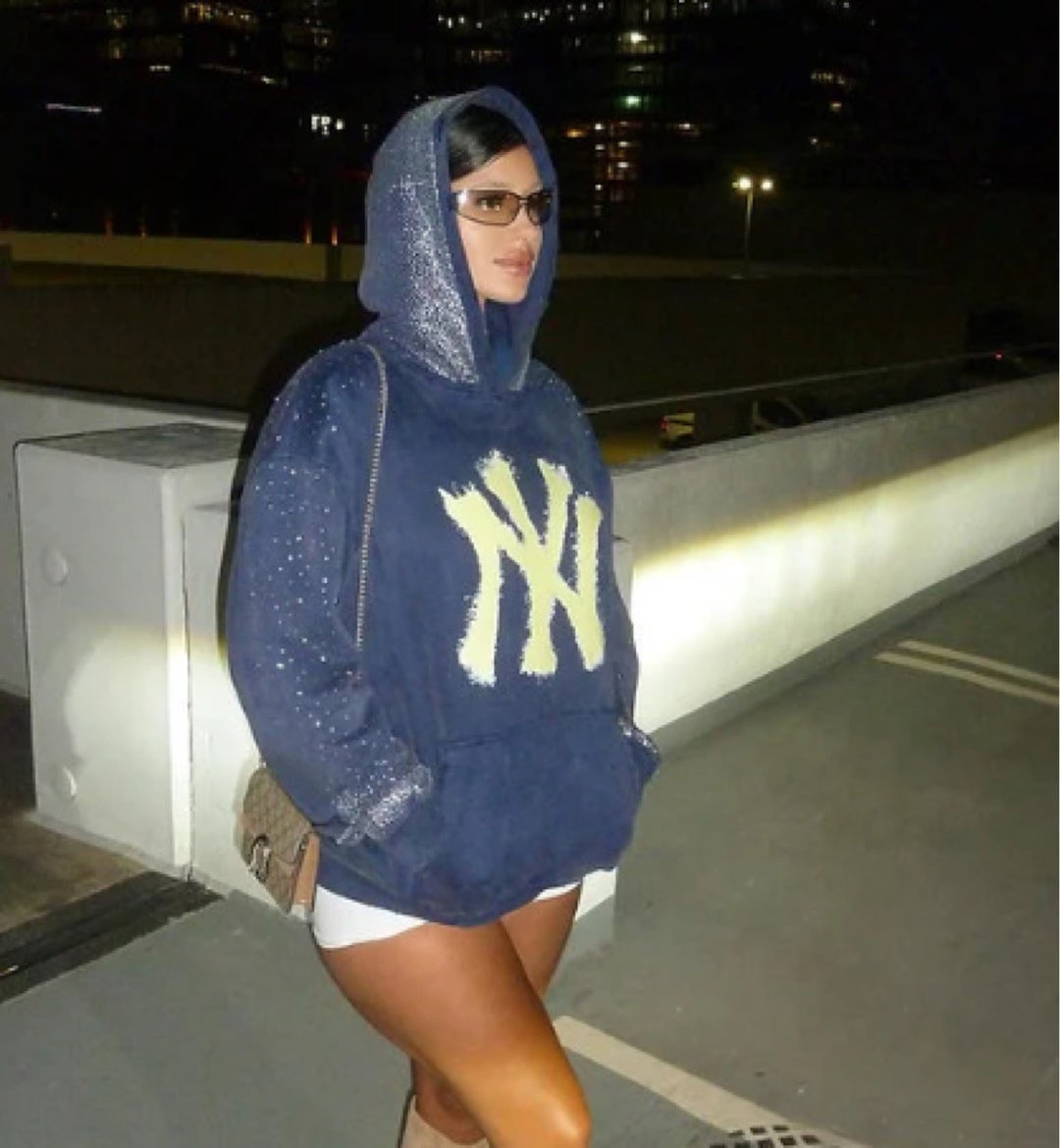 Hoodie femme avec des détails scintillants et un logo frappant Chic & Stil