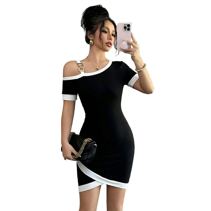 Robe mini ajustée pour femme avec décolleté asymétrique et sangle décorative Chic & Stil
