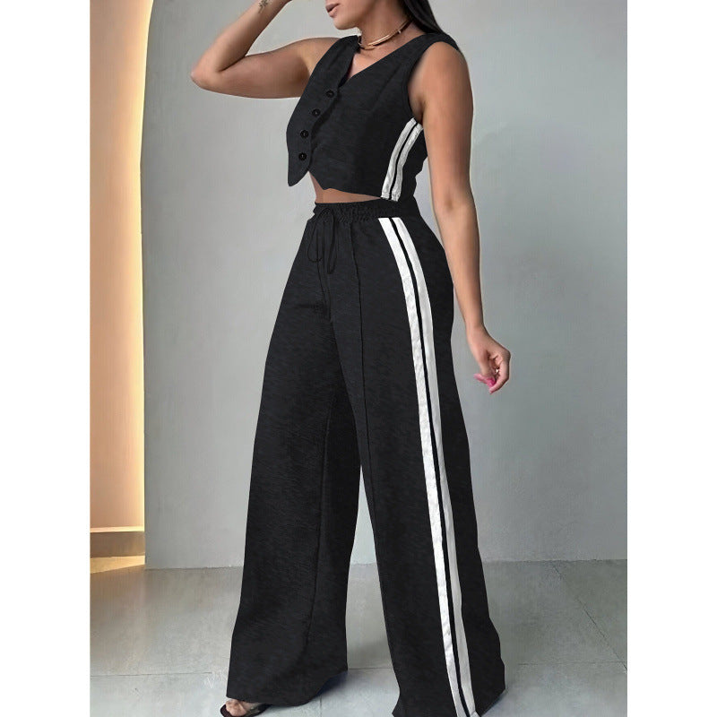 Two-piece women's sports set with a loose fit and an elastic waistband Lune London