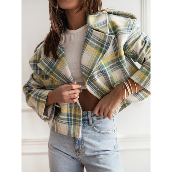 Short women's jacket with a modern fancy pattern and a flattering cut Lune London