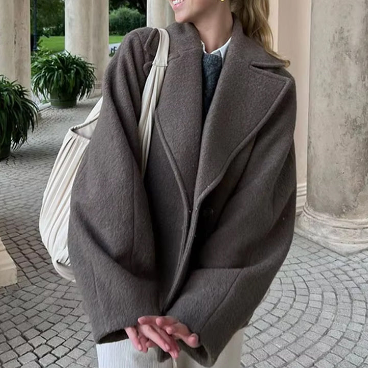 Wool coat for women with an elegant lapel and practical pockets Lune London