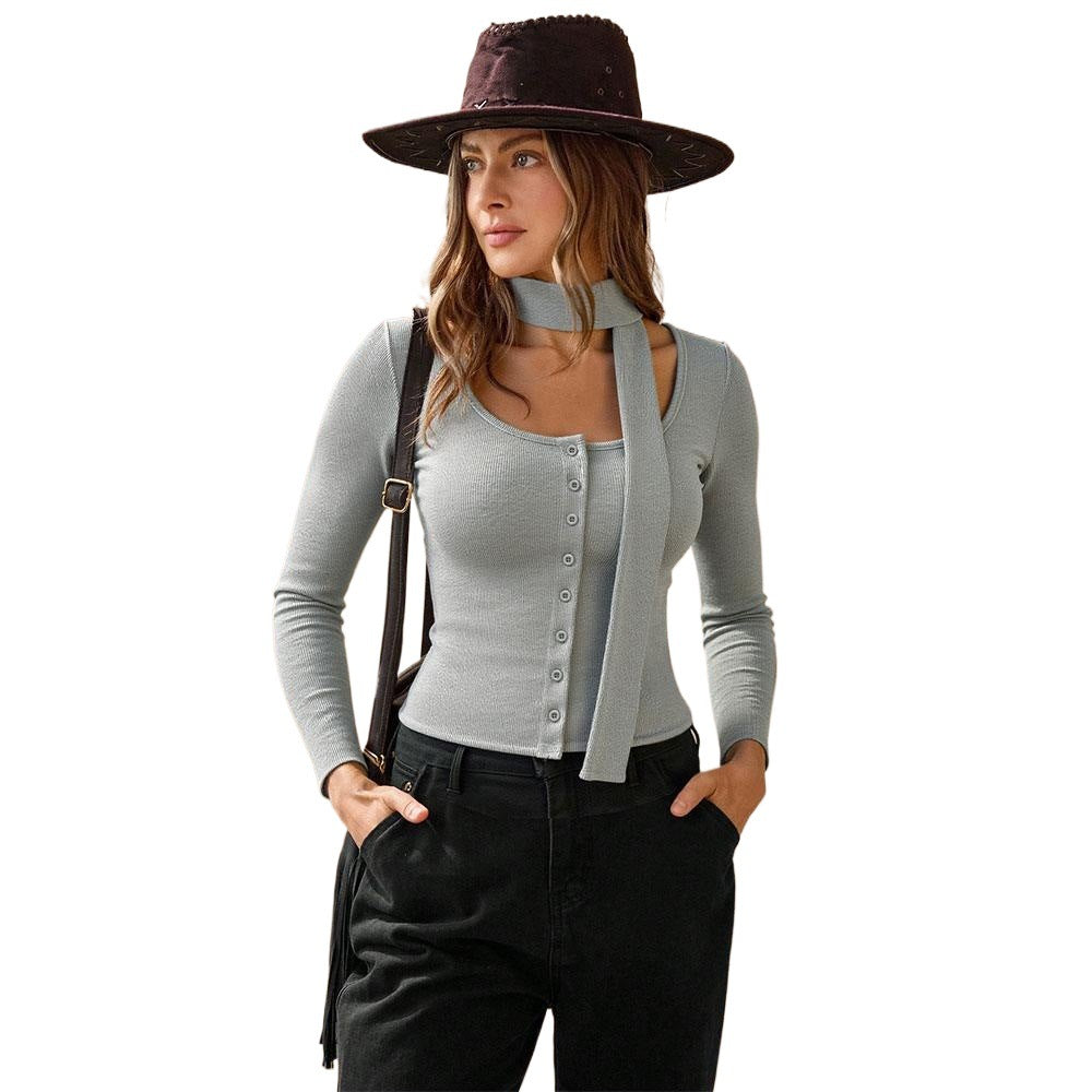 Chemisier à manches longues pour femmes avec col V boutonnière et détail de boucle à la mode Chic & Stil