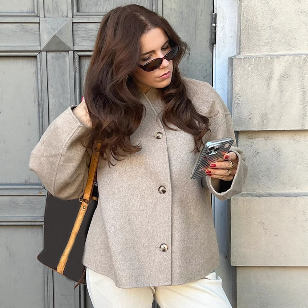 Women's short coat made of wool blend with boxy silhouette and distinctive button placket Amarae