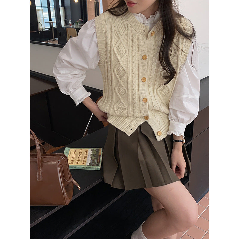 Women's knitted vest with decorative button details Chic & Stil