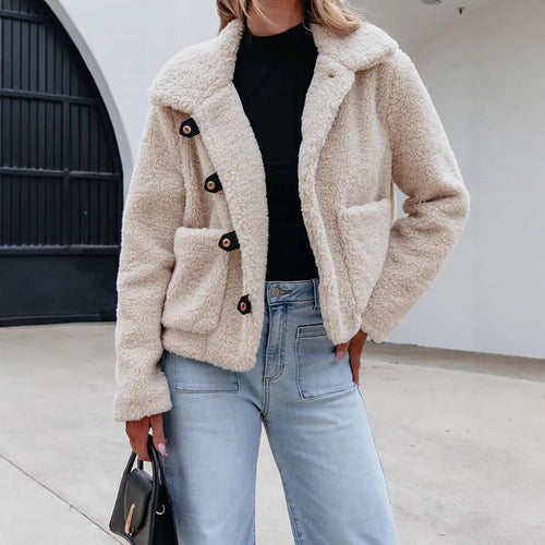Veste en fourrure pour femme au design décontracté avec des détails de boutons et des poches pratiques Chic & Stil
