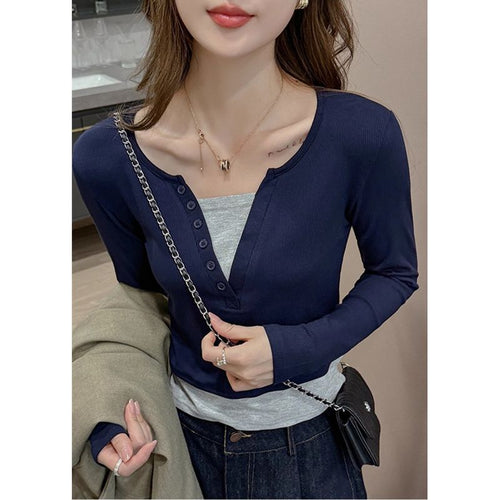 Ladies long-sleeved top with flattering button design Chic & Stil