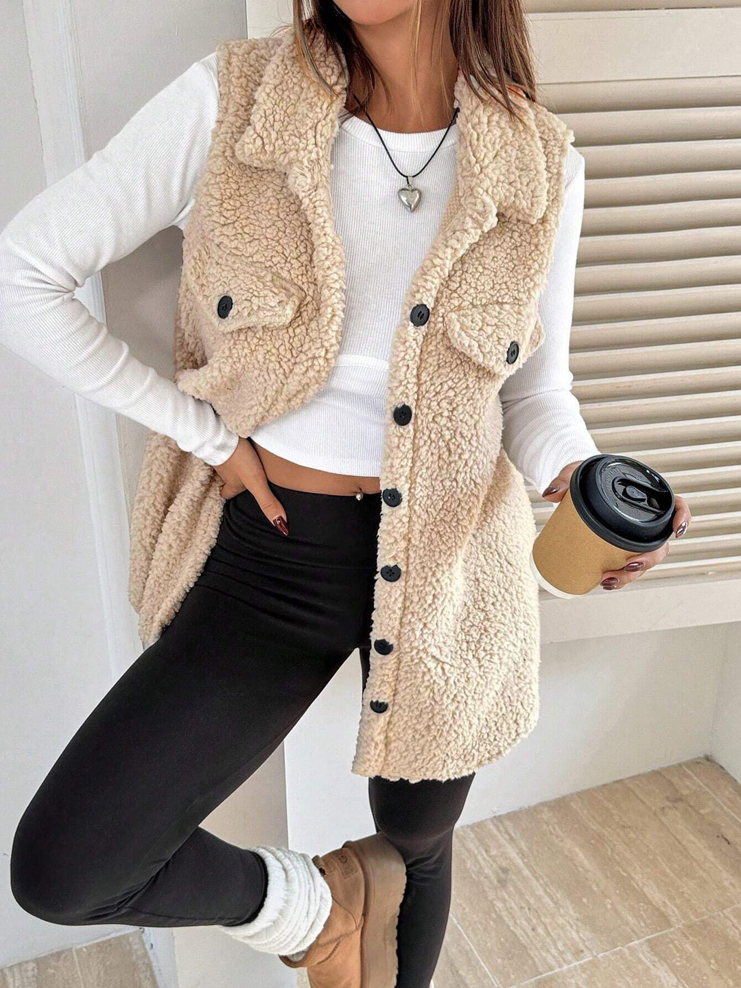 Women Plush Gilet with Large Pockets and Elegant Collar Lune London