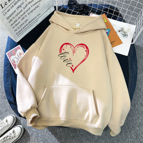 Women's hoodie with creative heart print and soft inner lining Chic & Stil