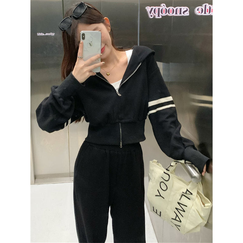Women's sporty hoodie and jogging pants set with sporty zipper and wide cut Chic & Stil