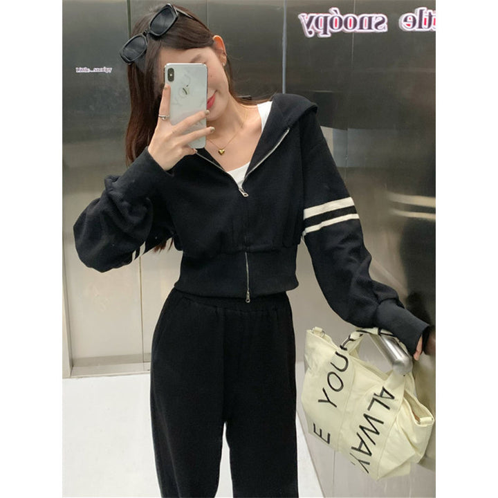 Women's sporty hoodie and jogging pants set with sporty zipper and wide cut Chic & Stil
