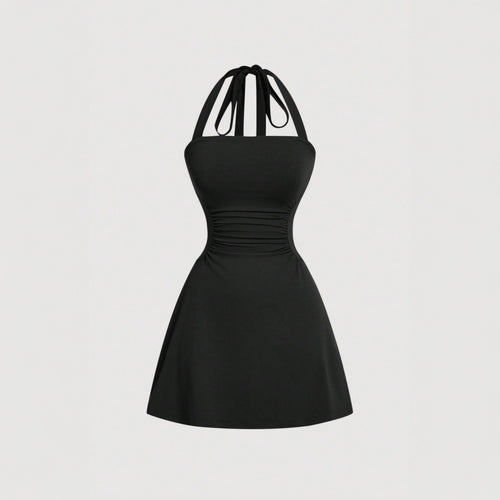 Robe à dos nu pour femmes avec drapés flatteurs pour la silhouette et un design à lacets élégant au dos Chic & Stil