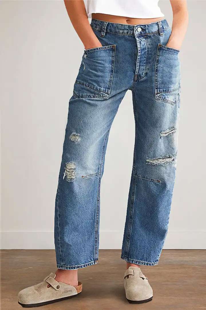 Trendy Mom jeans for women with distressed details and a low cut Lune London